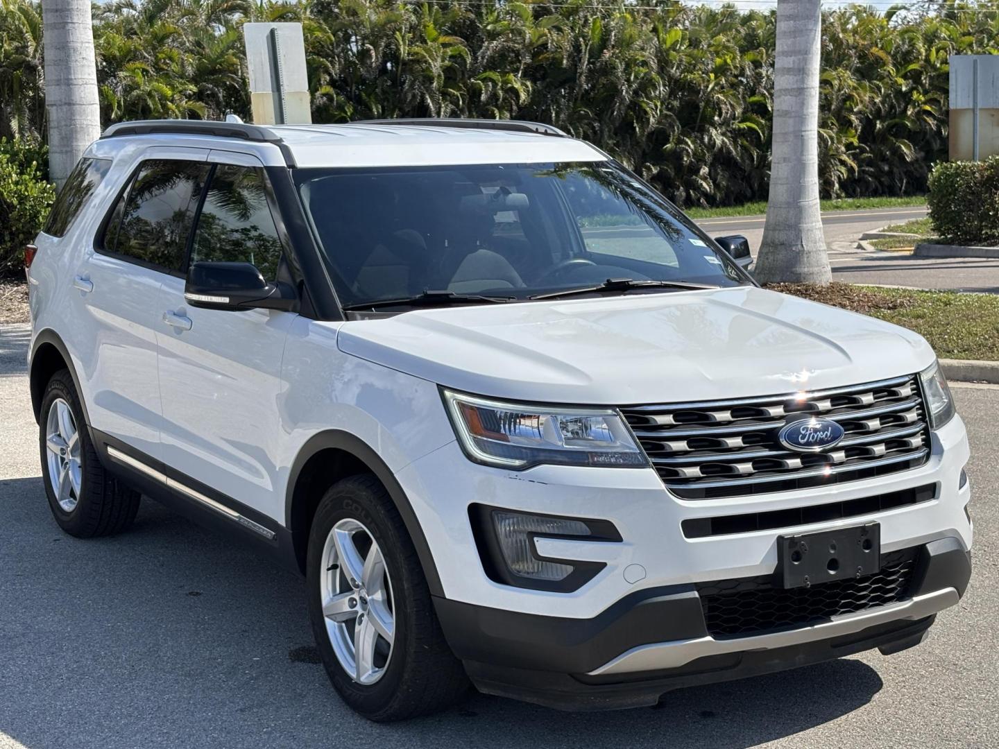 2017 WHITE /Black Cloth FORD EXPLORER XLT (1FM5K8D8XHG) with an 3.5L engine, Automatic transmission, located at 11170 Summerlin Square Dr., Fort Myers Beach, FL, 33931, (239) 999-7777, 26.493546, -81.941628 - 1 Owner No Damage No Accident Carfax 3rd Row - Photo#2