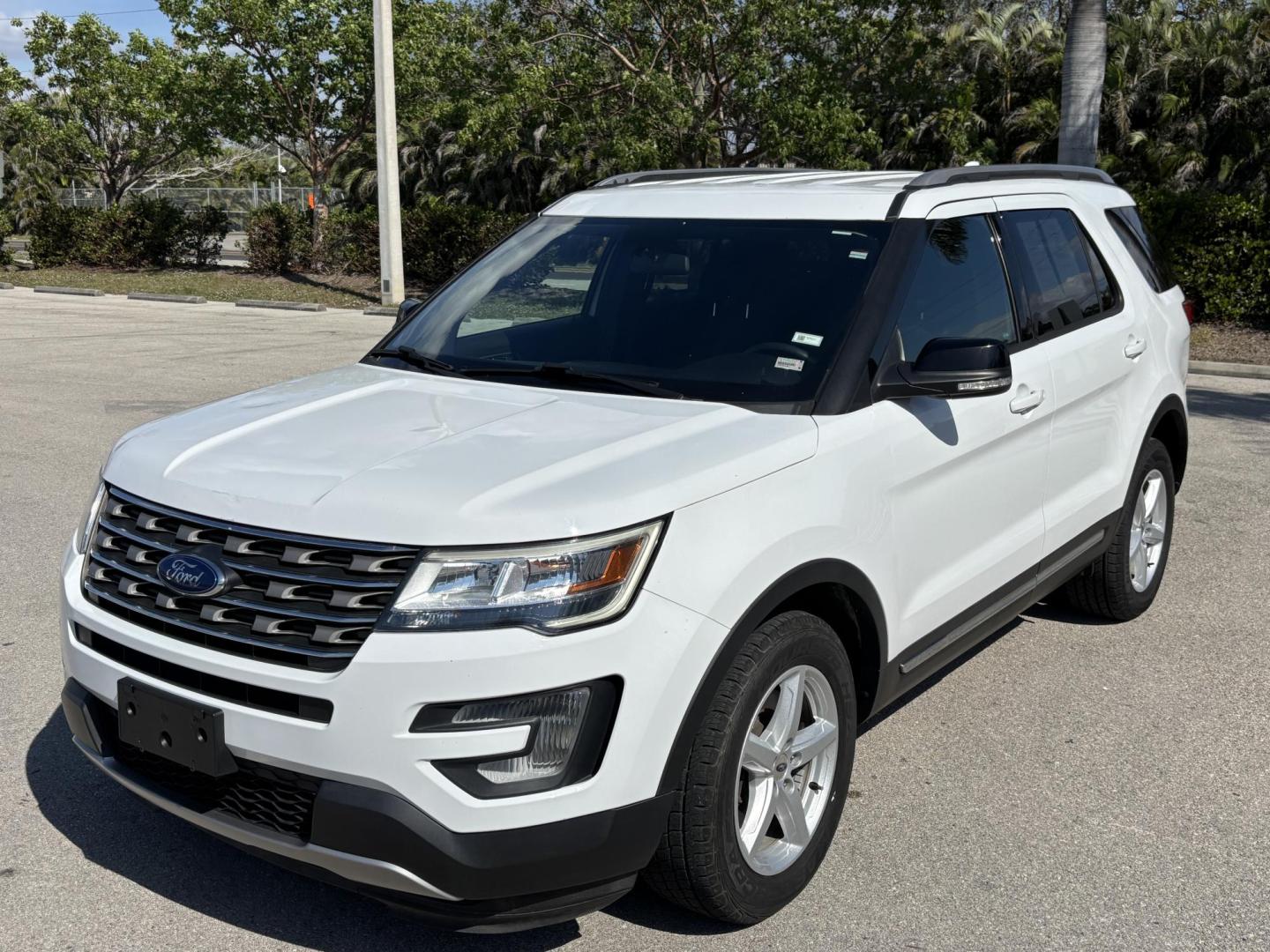 2017 WHITE /Black Cloth FORD EXPLORER XLT (1FM5K8D8XHG) with an 3.5L engine, Automatic transmission, located at 11170 Summerlin Square Dr., Fort Myers Beach, FL, 33931, (239) 999-7777, 26.493546, -81.941628 - 1 Owner No Damage No Accident Carfax 3rd Row - Photo#0