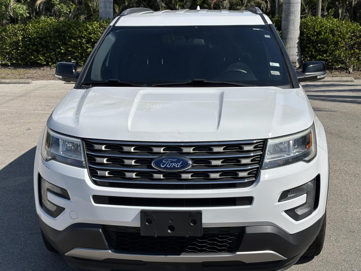 2017 WHITE /Black Cloth FORD EXPLORER XLT (1FM5K8D8XHG) with an 3.5L engine, Automatic transmission, located at 11170 Summerlin Square Dr., Fort Myers Beach, FL, 33931, (239) 999-7777, 26.493546, -81.941628 - 1 Owner No Damage No Accident Carfax 3rd Row - Photo#1