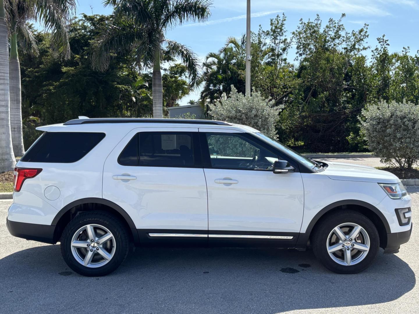 2017 WHITE /Black Cloth FORD EXPLORER XLT (1FM5K8D8XHG) with an 3.5L engine, Automatic transmission, located at 11170 Summerlin Square Dr., Fort Myers Beach, FL, 33931, (239) 999-7777, 26.493546, -81.941628 - 1 Owner No Damage No Accident Carfax 3rd Row - Photo#3