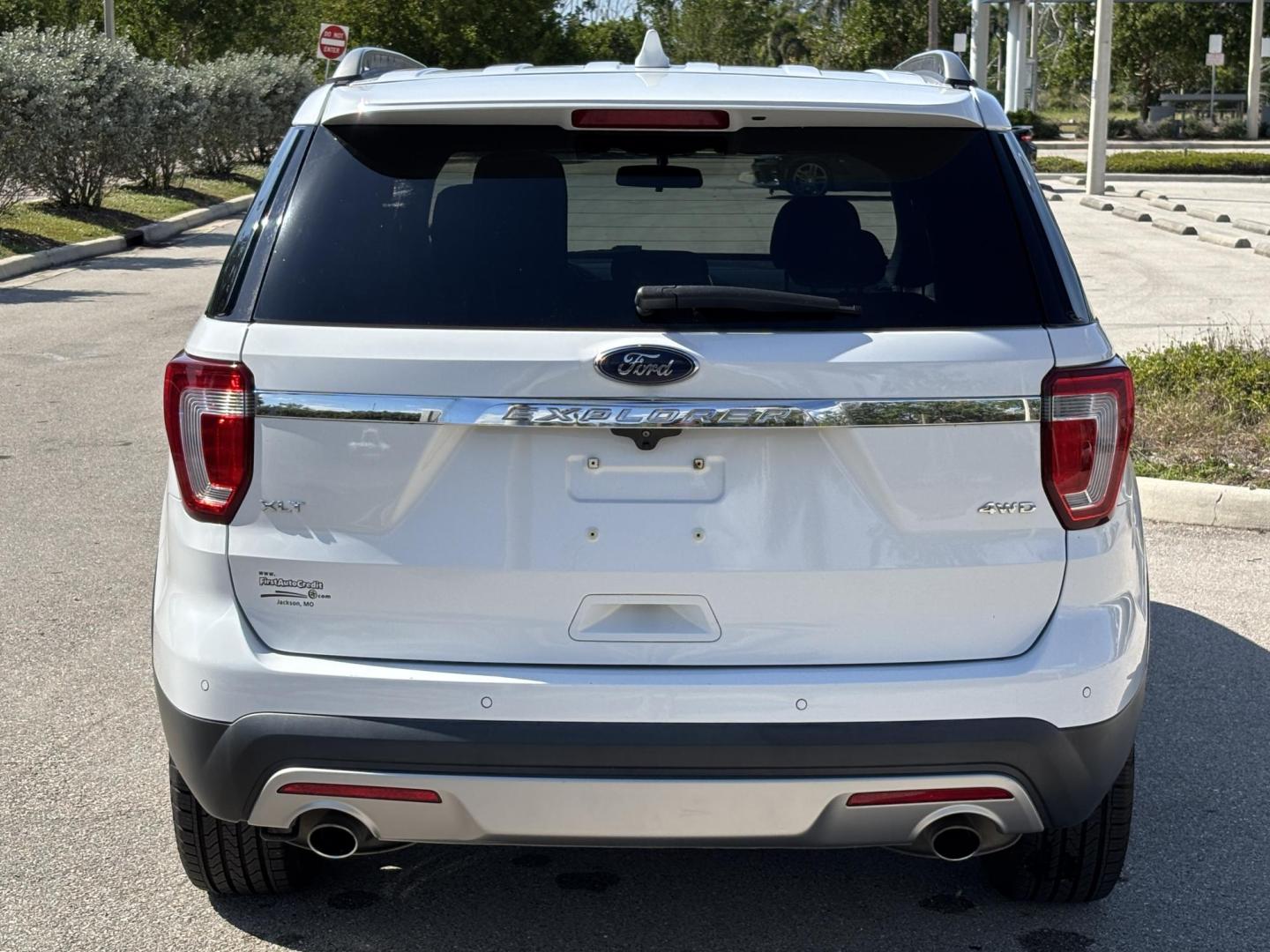 2017 WHITE /Black Cloth FORD EXPLORER XLT (1FM5K8D8XHG) with an 3.5L engine, Automatic transmission, located at 11170 Summerlin Square Dr., Fort Myers Beach, FL, 33931, (239) 999-7777, 26.493546, -81.941628 - 1 Owner No Damage No Accident Carfax 3rd Row - Photo#7