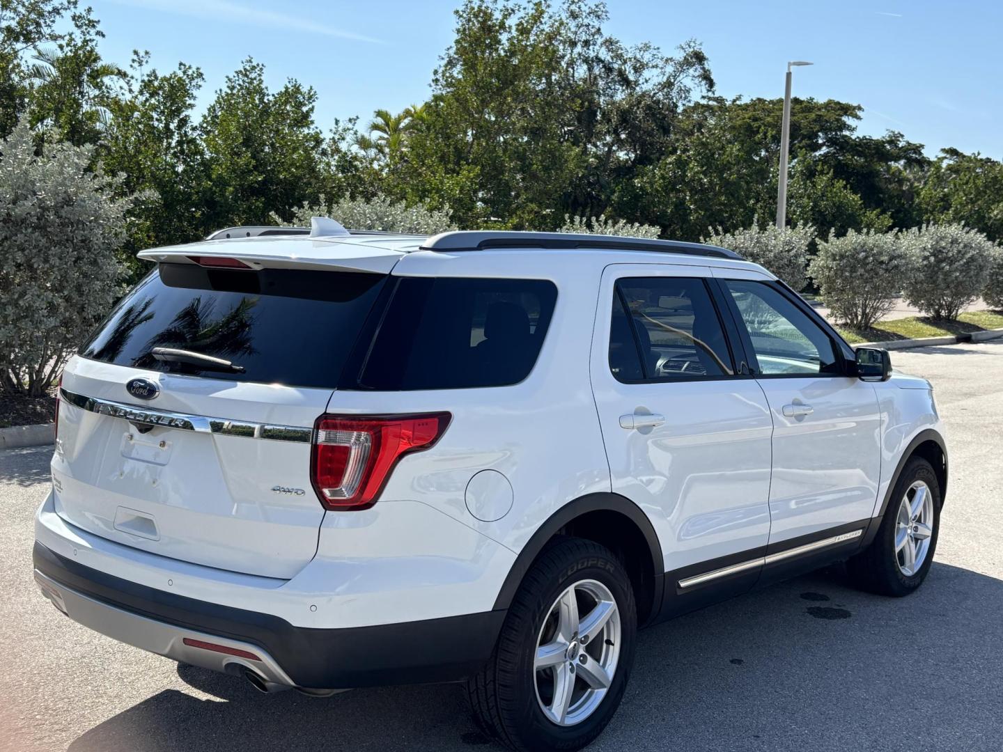 2017 WHITE /Black Cloth FORD EXPLORER XLT (1FM5K8D8XHG) with an 3.5L engine, Automatic transmission, located at 11170 Summerlin Square Dr., Fort Myers Beach, FL, 33931, (239) 999-7777, 26.493546, -81.941628 - 1 Owner No Damage No Accident Carfax 3rd Row - Photo#6