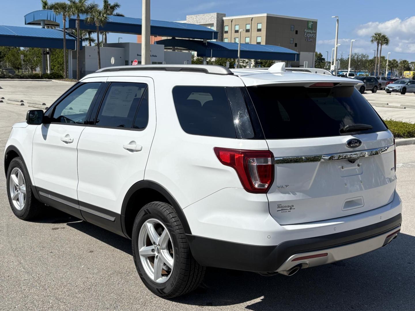 2017 WHITE /Black Cloth FORD EXPLORER XLT (1FM5K8D8XHG) with an 3.5L engine, Automatic transmission, located at 11170 Summerlin Square Dr., Fort Myers Beach, FL, 33931, (239) 999-7777, 26.493546, -81.941628 - 1 Owner No Damage No Accident Carfax 3rd Row - Photo#4