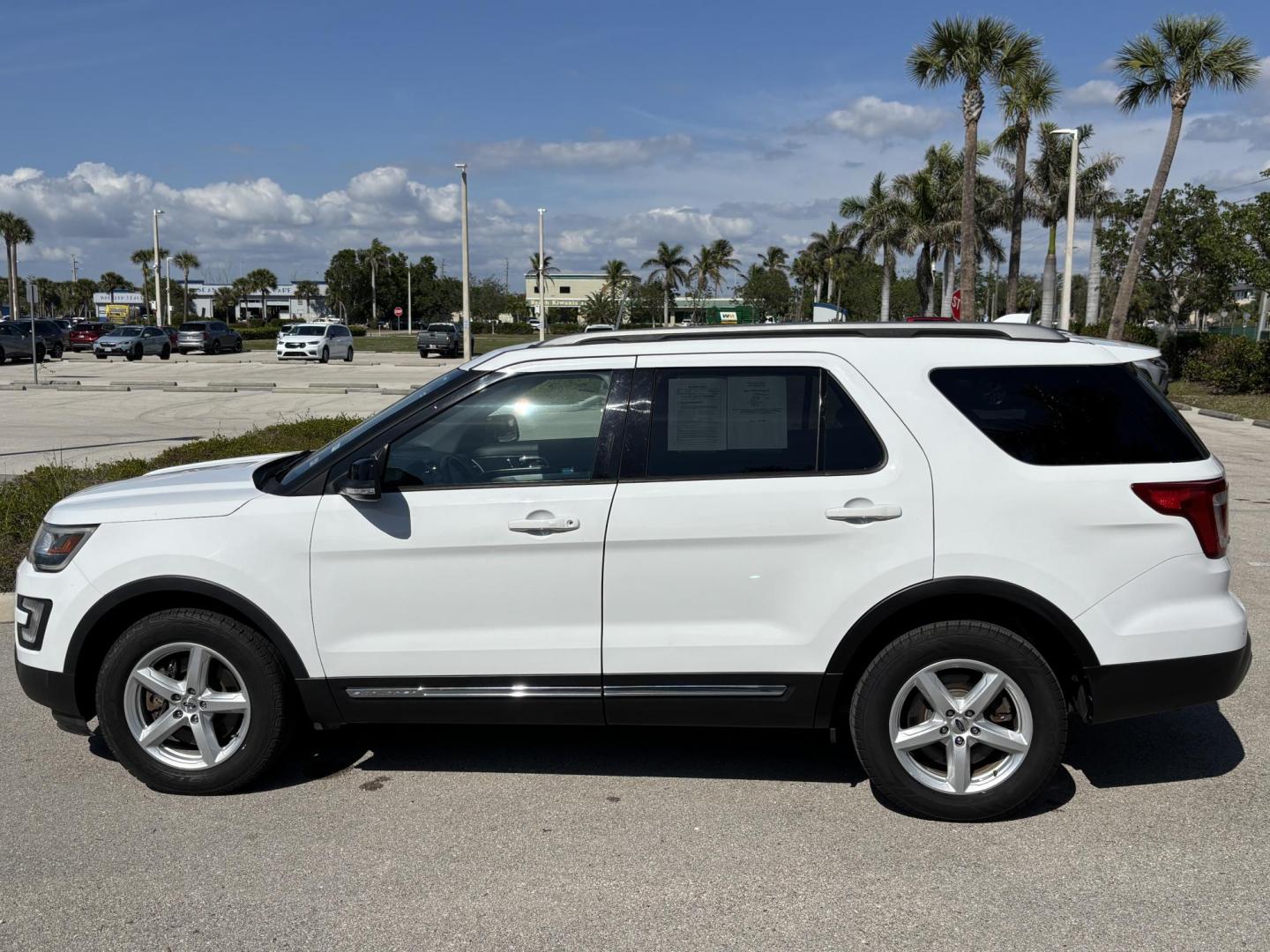 2017 WHITE /Black Cloth FORD EXPLORER XLT (1FM5K8D8XHG) with an 3.5L engine, Automatic transmission, located at 11170 Summerlin Square Dr., Fort Myers Beach, FL, 33931, (239) 999-7777, 26.493546, -81.941628 - 1 Owner No Damage No Accident Carfax 3rd Row - Photo#5