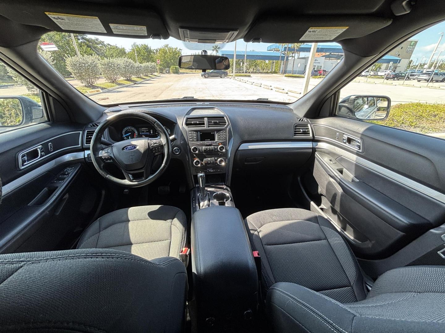 2017 WHITE /Black Cloth FORD EXPLORER XLT (1FM5K8D8XHG) with an 3.5L engine, Automatic transmission, located at 11170 Summerlin Square Dr., Fort Myers Beach, FL, 33931, (239) 999-7777, 26.493546, -81.941628 - 1 Owner No Damage No Accident Carfax 3rd Row - Photo#10