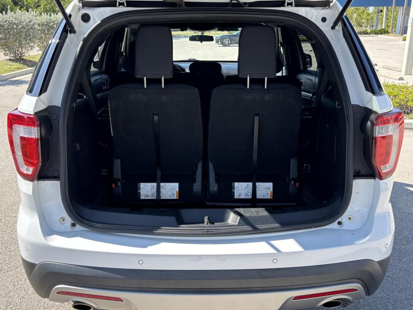 2017 WHITE /Black Cloth FORD EXPLORER XLT (1FM5K8D8XHG) with an 3.5L engine, Automatic transmission, located at 11170 Summerlin Square Dr., Fort Myers Beach, FL, 33931, (239) 999-7777, 26.493546, -81.941628 - 1 Owner No Damage No Accident Carfax 3rd Row - Photo#8