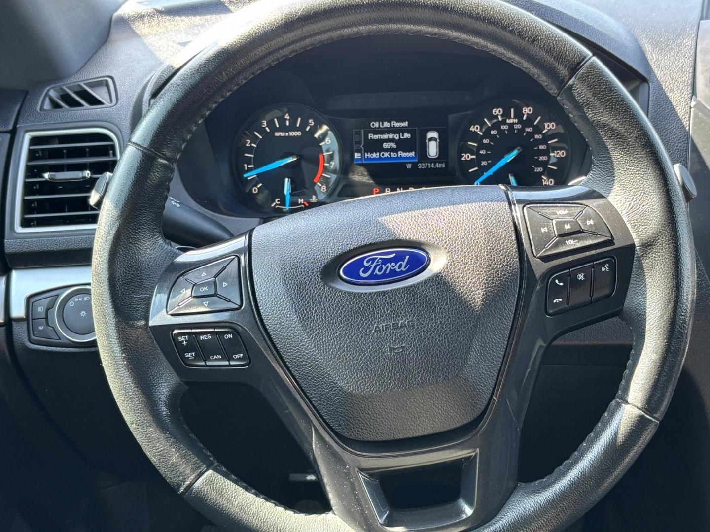 2017 WHITE /Black Cloth FORD EXPLORER XLT (1FM5K8D8XHG) with an 3.5L engine, Automatic transmission, located at 11170 Summerlin Square Dr., Fort Myers Beach, FL, 33931, (239) 999-7777, 26.493546, -81.941628 - 1 Owner No Damage No Accident Carfax 3rd Row - Photo#24
