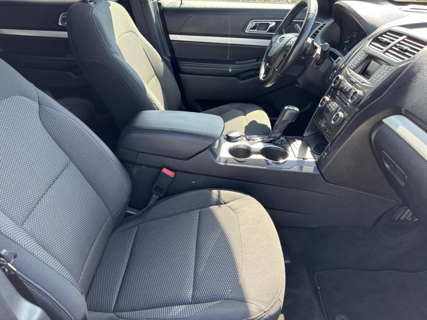 2017 WHITE /Black Cloth FORD EXPLORER XLT (1FM5K8D8XHG) with an 3.5L engine, Automatic transmission, located at 11170 Summerlin Square Dr., Fort Myers Beach, FL, 33931, (239) 999-7777, 26.493546, -81.941628 - 1 Owner No Damage No Accident Carfax 3rd Row - Photo#13