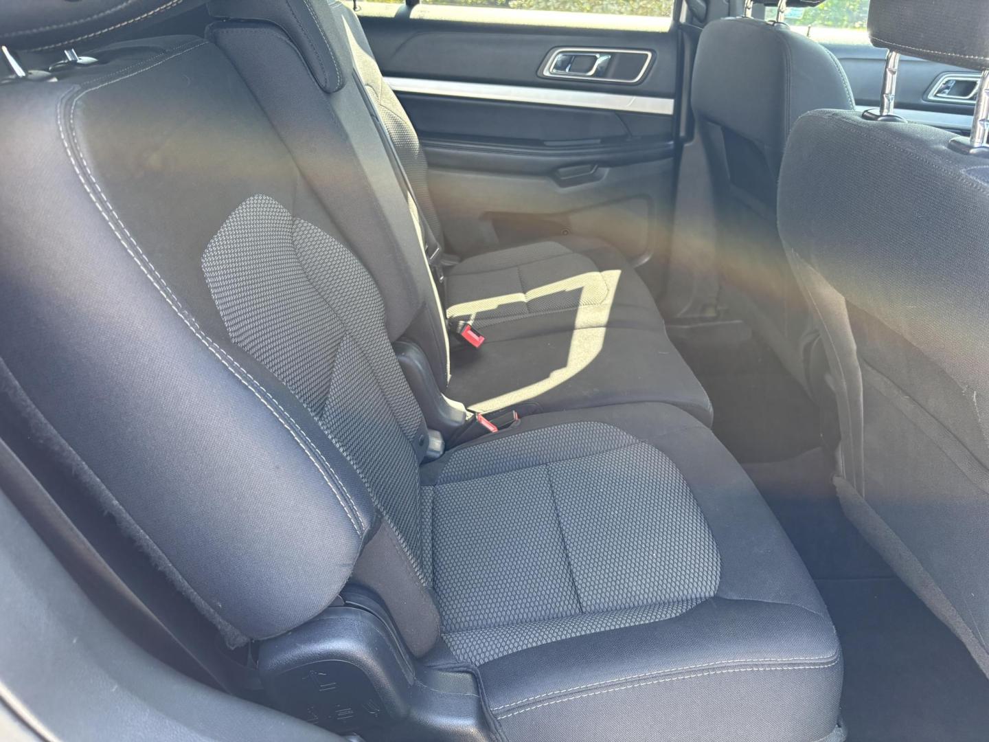 2017 WHITE /Black Cloth FORD EXPLORER XLT (1FM5K8D8XHG) with an 3.5L engine, Automatic transmission, located at 11170 Summerlin Square Dr., Fort Myers Beach, FL, 33931, (239) 999-7777, 26.493546, -81.941628 - 1 Owner No Damage No Accident Carfax 3rd Row - Photo#19