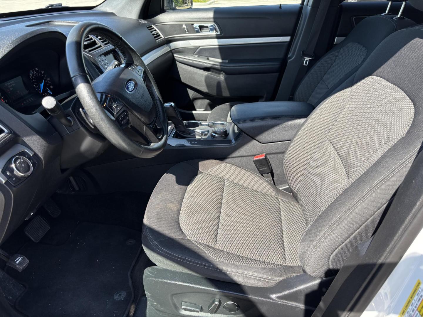 2017 WHITE /Black Cloth FORD EXPLORER XLT (1FM5K8D8XHG) with an 3.5L engine, Automatic transmission, located at 11170 Summerlin Square Dr., Fort Myers Beach, FL, 33931, (239) 999-7777, 26.493546, -81.941628 - 1 Owner No Damage No Accident Carfax 3rd Row - Photo#11