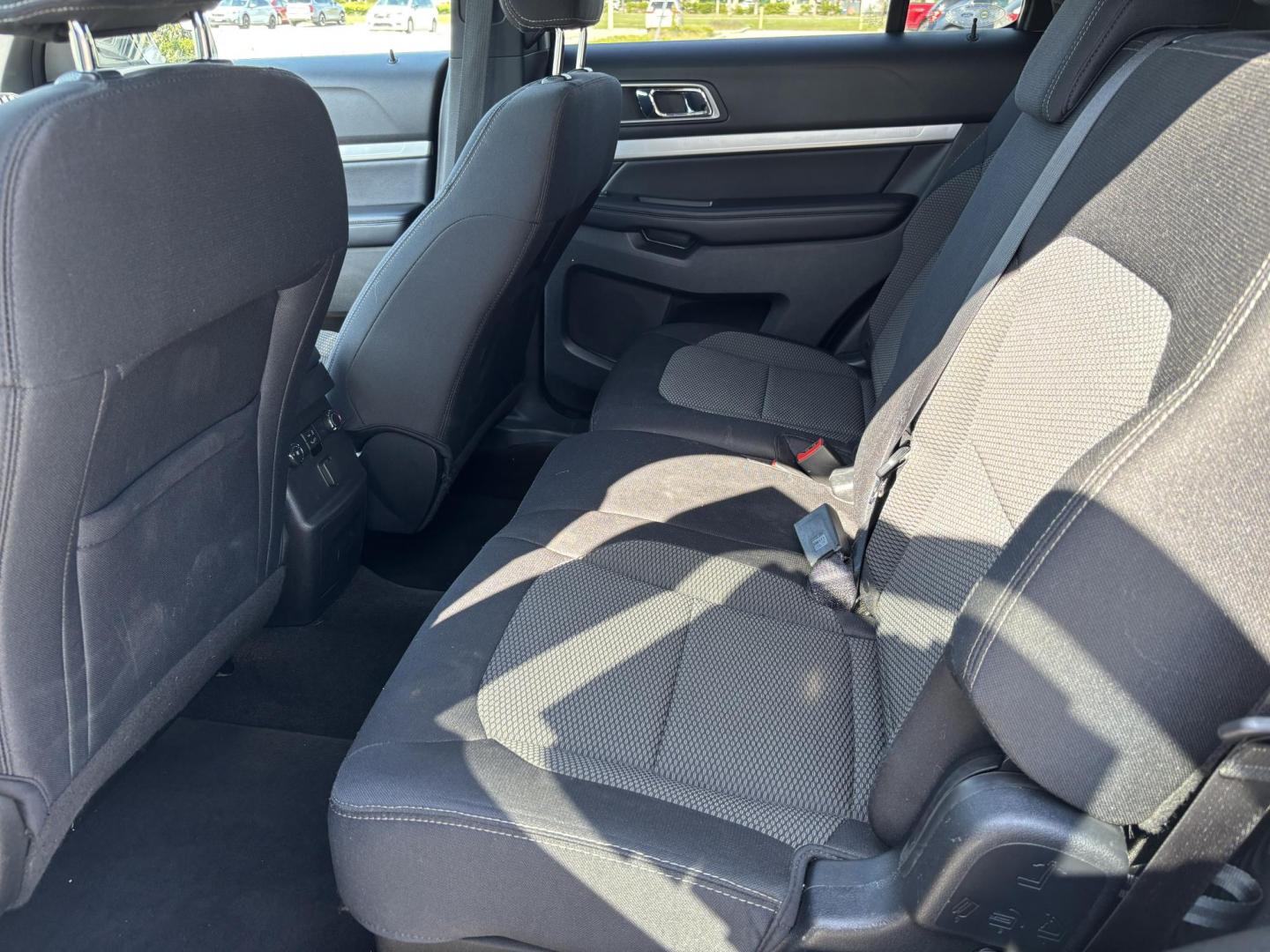 2017 WHITE /Black Cloth FORD EXPLORER XLT (1FM5K8D8XHG) with an 3.5L engine, Automatic transmission, located at 11170 Summerlin Square Dr., Fort Myers Beach, FL, 33931, (239) 999-7777, 26.493546, -81.941628 - 1 Owner No Damage No Accident Carfax 3rd Row - Photo#21