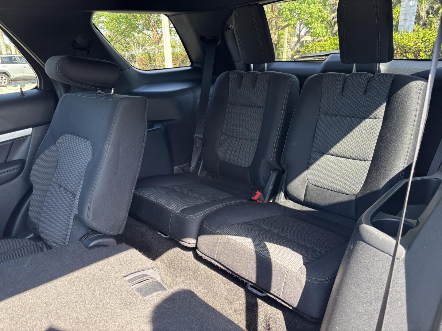 2017 WHITE /Black Cloth FORD EXPLORER XLT (1FM5K8D8XHG) with an 3.5L engine, Automatic transmission, located at 11170 Summerlin Square Dr., Fort Myers Beach, FL, 33931, (239) 999-7777, 26.493546, -81.941628 - 1 Owner No Damage No Accident Carfax 3rd Row - Photo#23