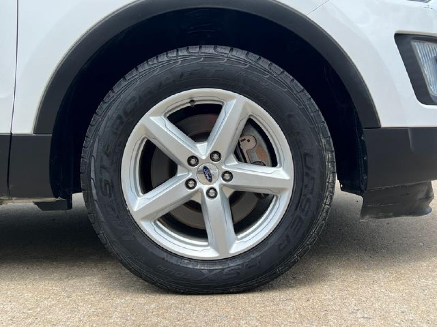 2017 WHITE /Black Cloth FORD EXPLORER XLT (1FM5K8D8XHG) with an 3.5L engine, Automatic transmission, located at 11170 Summerlin Square Dr., Fort Myers Beach, FL, 33931, (239) 999-7777, 26.493546, -81.941628 - 1 Owner No Damage No Accident Carfax 3rd Row - Photo#43