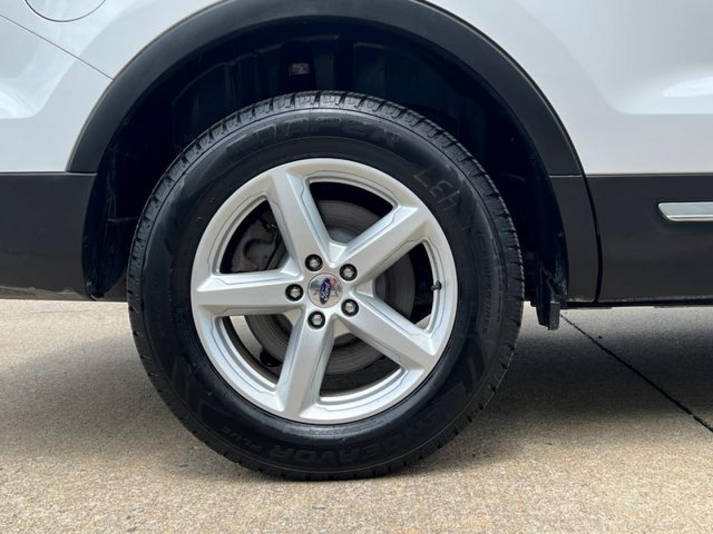 2017 WHITE /Black Cloth FORD EXPLORER XLT (1FM5K8D8XHG) with an 3.5L engine, Automatic transmission, located at 11170 Summerlin Square Dr., Fort Myers Beach, FL, 33931, (239) 999-7777, 26.493546, -81.941628 - 1 Owner No Damage No Accident Carfax 3rd Row - Photo#44