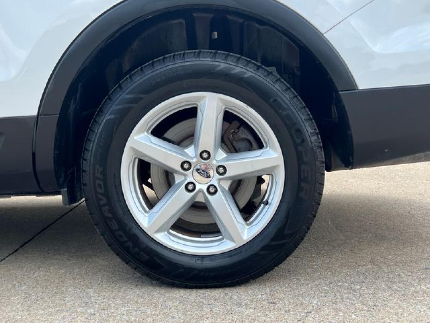 2017 WHITE /Black Cloth FORD EXPLORER XLT (1FM5K8D8XHG) with an 3.5L engine, Automatic transmission, located at 11170 Summerlin Square Dr., Fort Myers Beach, FL, 33931, (239) 999-7777, 26.493546, -81.941628 - 1 Owner No Damage No Accident Carfax 3rd Row - Photo#42