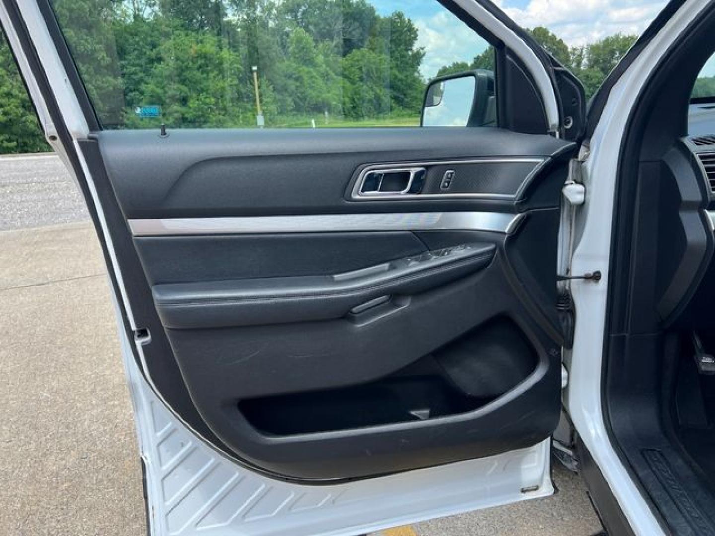 2017 WHITE /Black Cloth FORD EXPLORER XLT (1FM5K8D8XHG) with an 3.5L engine, Automatic transmission, located at 11170 Summerlin Square Dr., Fort Myers Beach, FL, 33931, (239) 999-7777, 26.493546, -81.941628 - 1 Owner No Damage No Accident Carfax 3rd Row - Photo#14