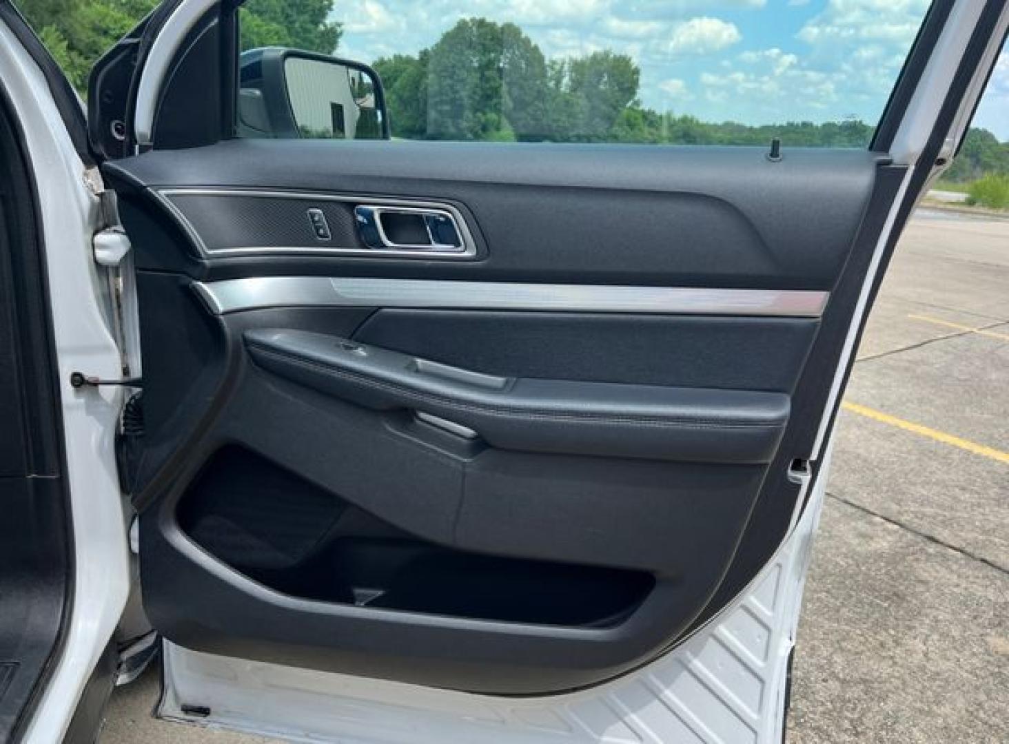 2017 WHITE /Black Cloth FORD EXPLORER XLT (1FM5K8D8XHG) with an 3.5L engine, Automatic transmission, located at 11170 Summerlin Square Dr., Fort Myers Beach, FL, 33931, (239) 999-7777, 26.493546, -81.941628 - 1 Owner No Damage No Accident Carfax 3rd Row - Photo#16