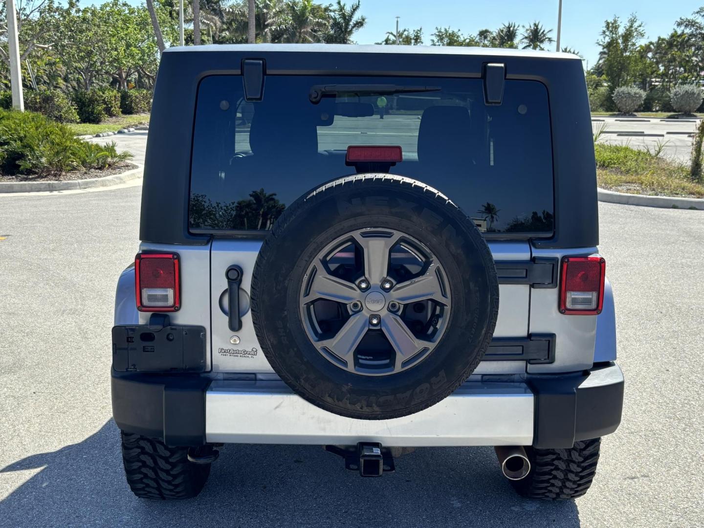 2015 SILVER /Black JEEP WRANGLER SAHARA (1C4AJWBG8FL) with an 3.6L engine, Automatic transmission, located at 11170 Summerlin Square Dr., Fort Myers Beach, FL, 33931, (239) 999-7777, 26.493546, -81.941628 - No Damage No Accident Carfax - Photo#5