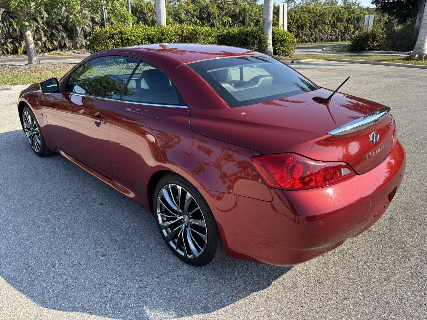 2014 RED INFINITI Q60 BASE (JN1CV6FE8EM) with an 3.7L engine, Automatic transmission, located at 11170 Summerlin Square Dr., Fort Myers Beach, FL, 33931, (239) 999-7777, 26.493546, -81.941628 - Photo#9
