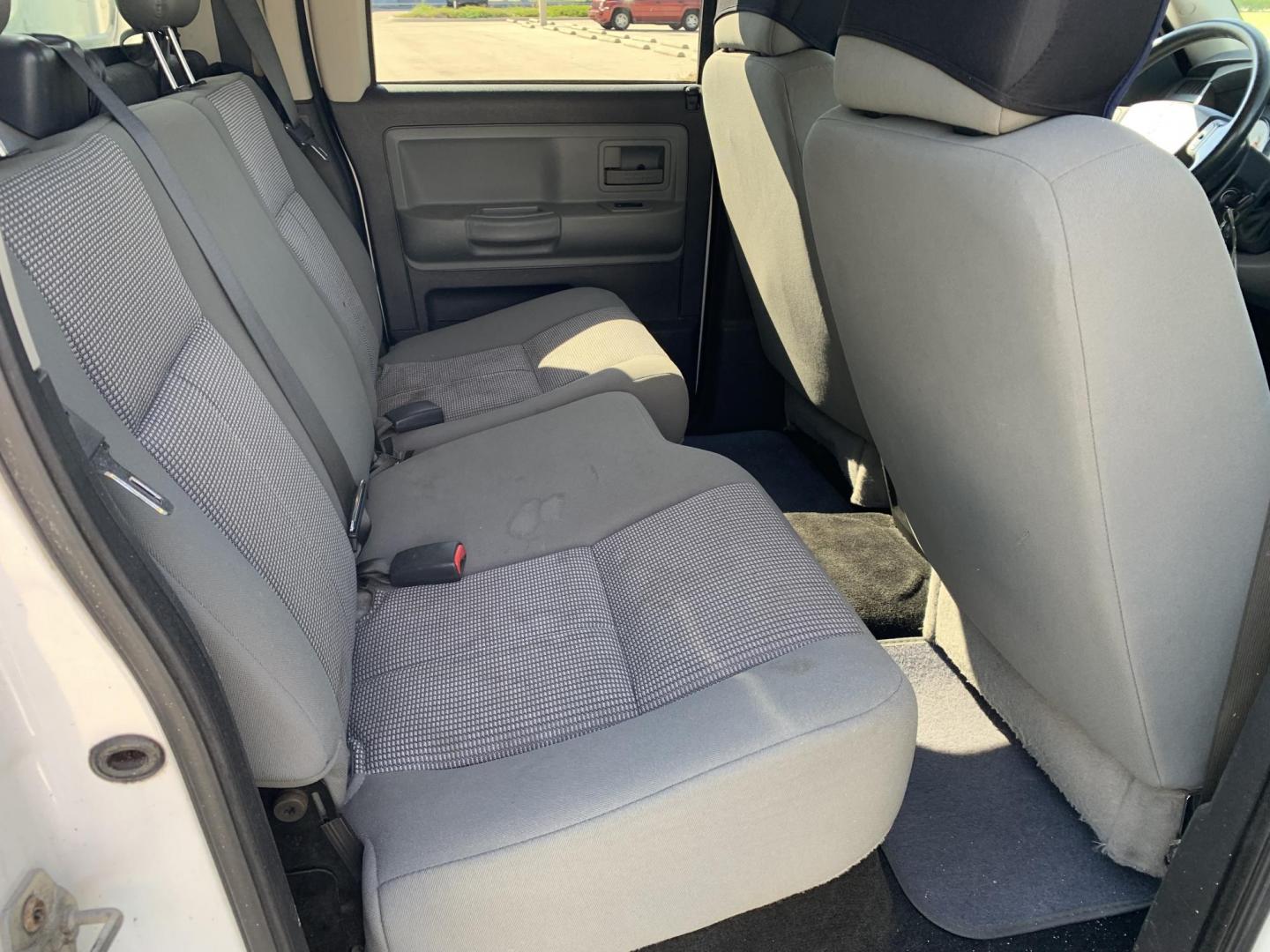 2011 WHITE /Grey Cloth DODGE DAKOTA SLT (1D7RE3GK7BS) with an 3.7L engine, Automatic transmission, located at 11170 Summerlin Square Dr., Fort Myers Beach, FL, 33931, (239) 999-7777, 26.493546, -81.941628 - Photo#6