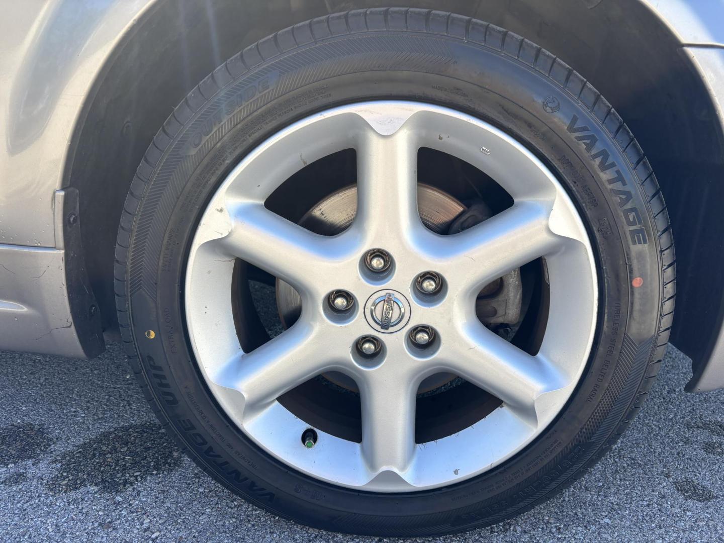 2002 GOLD /GRAY Nissan Maxima GLE (JN1DA31D12T) with an 3.5L V6 DOHC 24V engine, 4-Speed Automatic Overdrive transmission, located at 11170 Summerlin Square Dr., Fort Myers Beach, FL, 33931, (239) 999-7777, 26.493546, -81.941628 - Photo#29