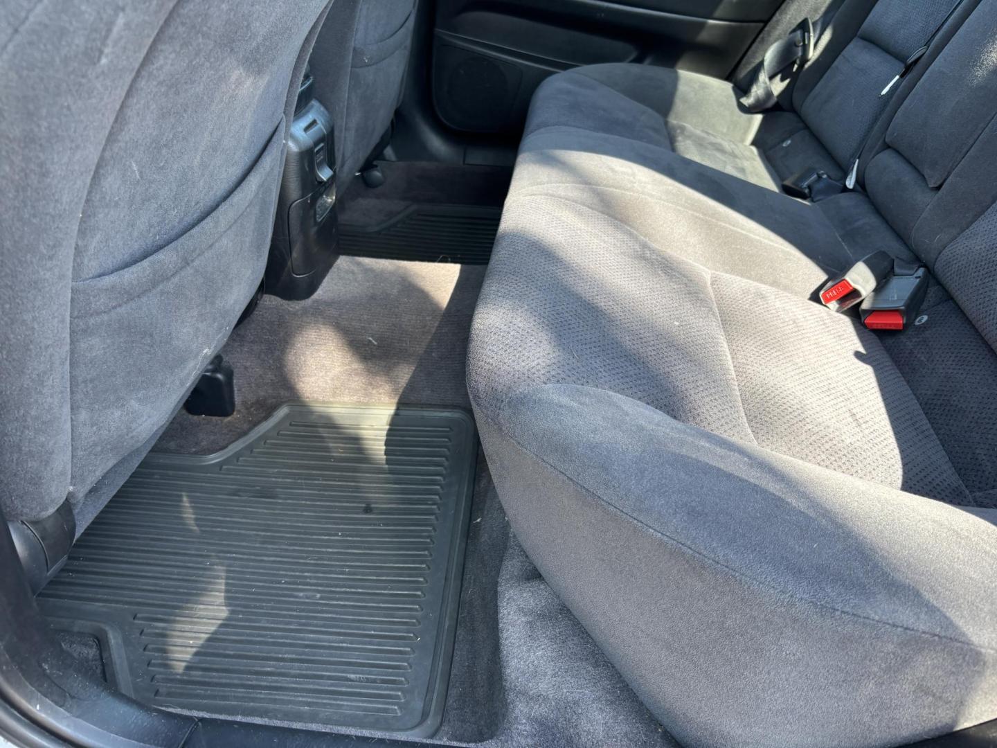 2002 GOLD /GRAY Nissan Maxima GLE (JN1DA31D12T) with an 3.5L V6 DOHC 24V engine, 4-Speed Automatic Overdrive transmission, located at 11170 Summerlin Square Dr., Fort Myers Beach, FL, 33931, (239) 999-7777, 26.493546, -81.941628 - Photo#18