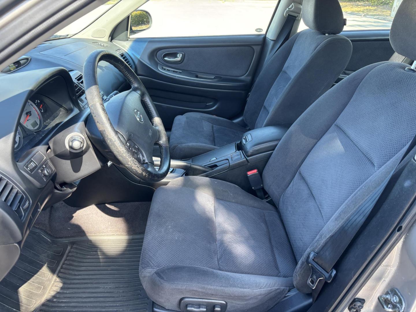 2002 GOLD /GRAY Nissan Maxima GLE (JN1DA31D12T) with an 3.5L V6 DOHC 24V engine, 4-Speed Automatic Overdrive transmission, located at 11170 Summerlin Square Dr., Fort Myers Beach, FL, 33931, (239) 999-7777, 26.493546, -81.941628 - Photo#10