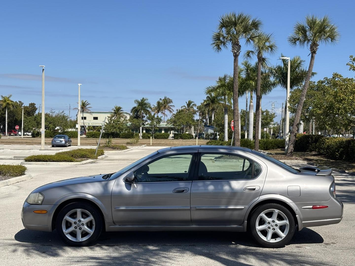 2002 GOLD /GRAY Nissan Maxima GLE (JN1DA31D12T) with an 3.5L V6 DOHC 24V engine, 4-Speed Automatic Overdrive transmission, located at 11170 Summerlin Square Dr., Fort Myers Beach, FL, 33931, (239) 999-7777, 26.493546, -81.941628 - Photo#8