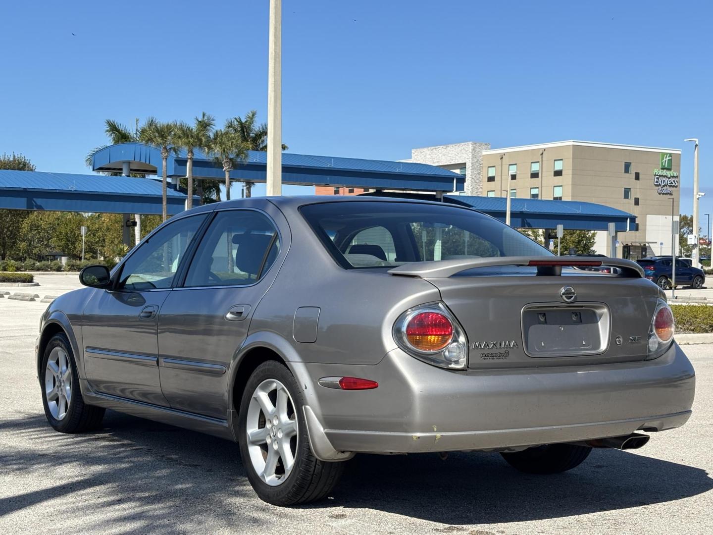 2002 GOLD /GRAY Nissan Maxima GLE (JN1DA31D12T) with an 3.5L V6 DOHC 24V engine, 4-Speed Automatic Overdrive transmission, located at 11170 Summerlin Square Dr., Fort Myers Beach, FL, 33931, (239) 999-7777, 26.493546, -81.941628 - Photo#5
