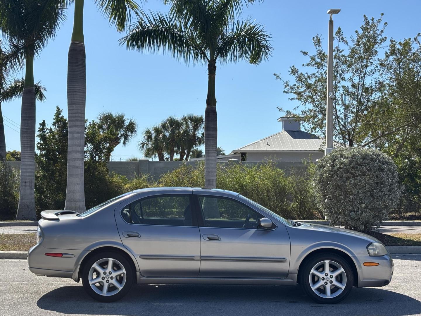 2002 GOLD /GRAY Nissan Maxima GLE (JN1DA31D12T) with an 3.5L V6 DOHC 24V engine, 4-Speed Automatic Overdrive transmission, located at 11170 Summerlin Square Dr., Fort Myers Beach, FL, 33931, (239) 999-7777, 26.493546, -81.941628 - Photo#4