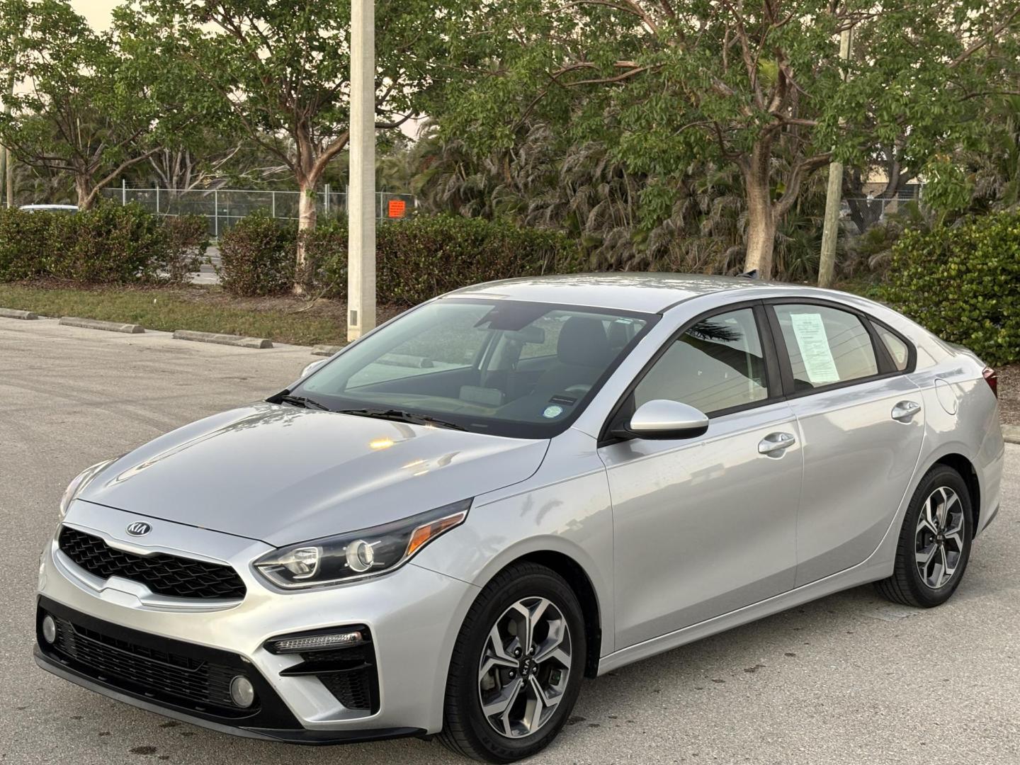 2020 SILVER /BLACK Kia Forte FE 6M (3KPF24AD4LE) with an 2.0L L4 DOHC 16V engine, 6M transmission, located at 11170 Summerlin Square Dr., Fort Myers Beach, FL, 33931, (239) 999-7777, 26.493546, -81.941628 - 1 Owner No Damage No Accident Carfax - Photo#0