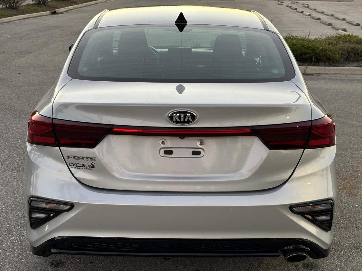 2020 SILVER /BLACK Kia Forte FE 6M (3KPF24AD4LE) with an 2.0L L4 DOHC 16V engine, 6M transmission, located at 11170 Summerlin Square Dr., Fort Myers Beach, FL, 33931, (239) 999-7777, 26.493546, -81.941628 - 1 Owner No Damage No Accident Carfax - Photo#5
