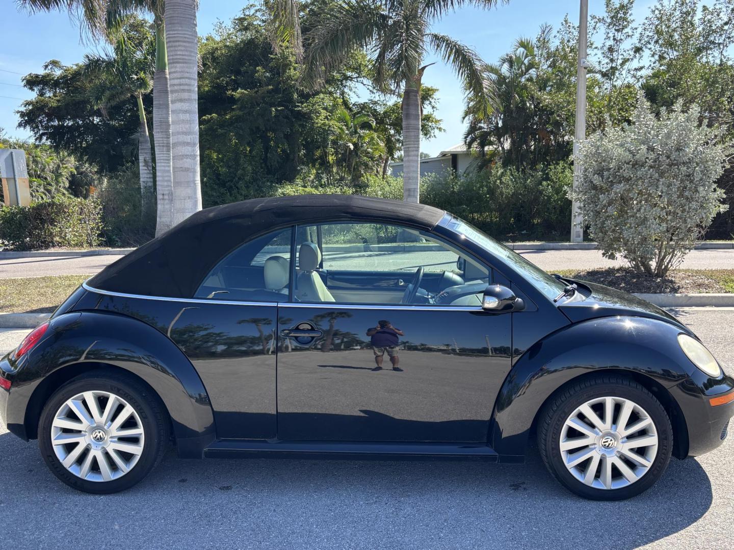 2008 BLACK VOLKSWAGEN NEW BEETLE CONVERTIBLE SE (3VWRF31Y58M) with an 2.5L engine, Automatic transmission, located at 11170 Summerlin Square Dr., Fort Myers Beach, FL, 33931, (239) 999-7777, 26.493546, -81.941628 - Photo#20