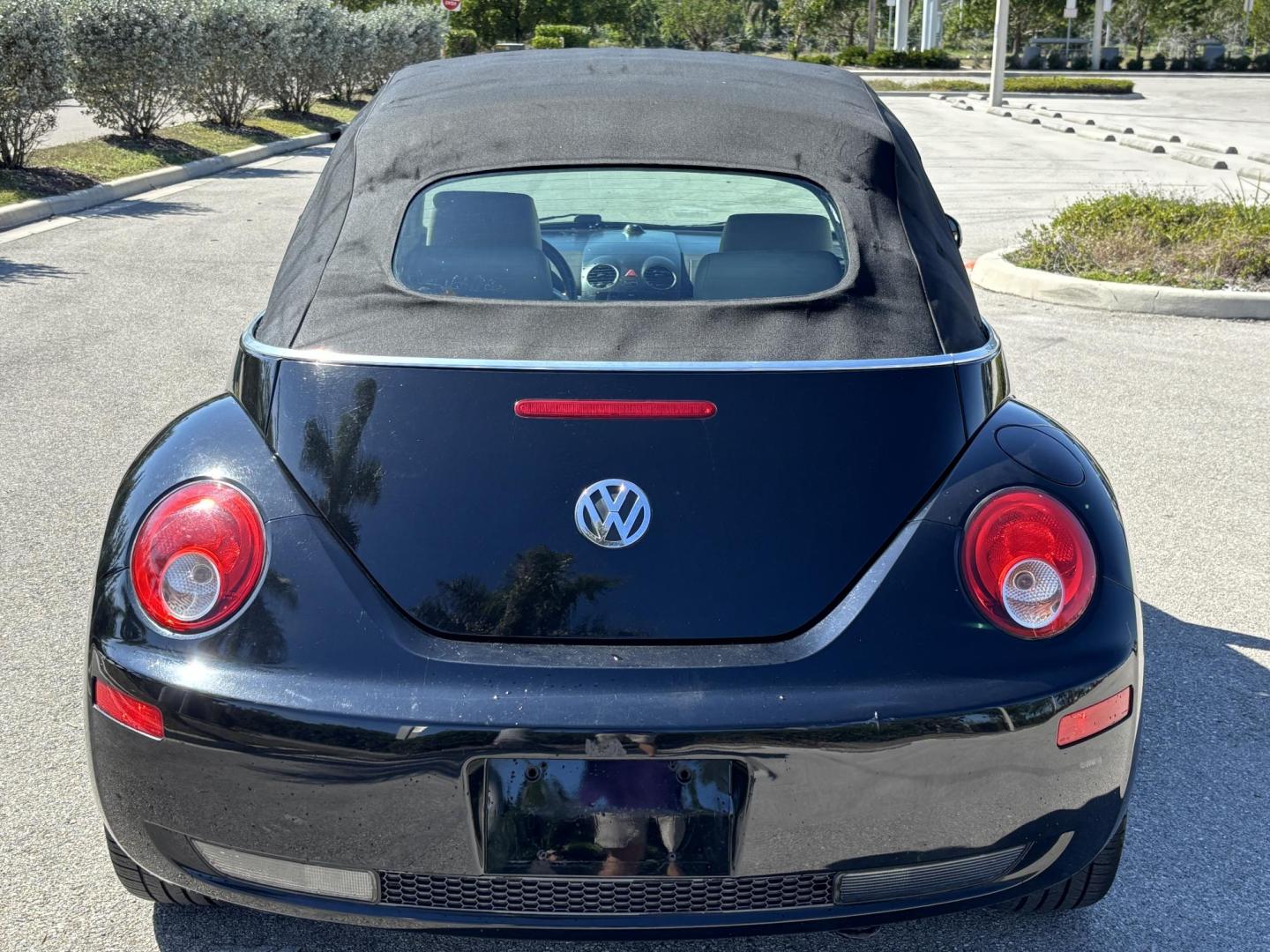 2008 BLACK VOLKSWAGEN NEW BEETLE CONVERTIBLE SE (3VWRF31Y58M) with an 2.5L engine, Automatic transmission, located at 11170 Summerlin Square Dr., Fort Myers Beach, FL, 33931, (239) 999-7777, 26.493546, -81.941628 - Photo#22