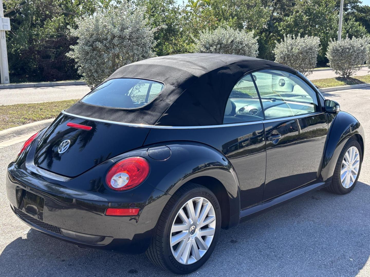 2008 BLACK VOLKSWAGEN NEW BEETLE CONVERTIBLE SE (3VWRF31Y58M) with an 2.5L engine, Automatic transmission, located at 11170 Summerlin Square Dr., Fort Myers Beach, FL, 33931, (239) 999-7777, 26.493546, -81.941628 - Photo#21
