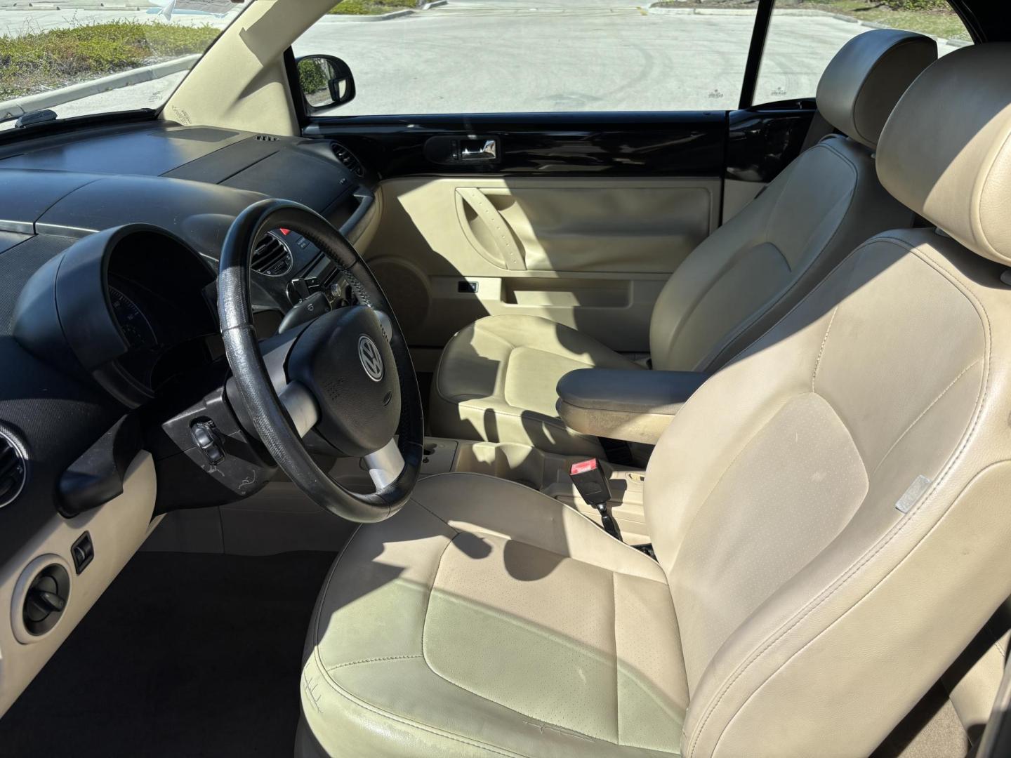 2008 BLACK VOLKSWAGEN NEW BEETLE CONVERTIBLE SE (3VWRF31Y58M) with an 2.5L engine, Automatic transmission, located at 11170 Summerlin Square Dr., Fort Myers Beach, FL, 33931, (239) 999-7777, 26.493546, -81.941628 - Photo#9