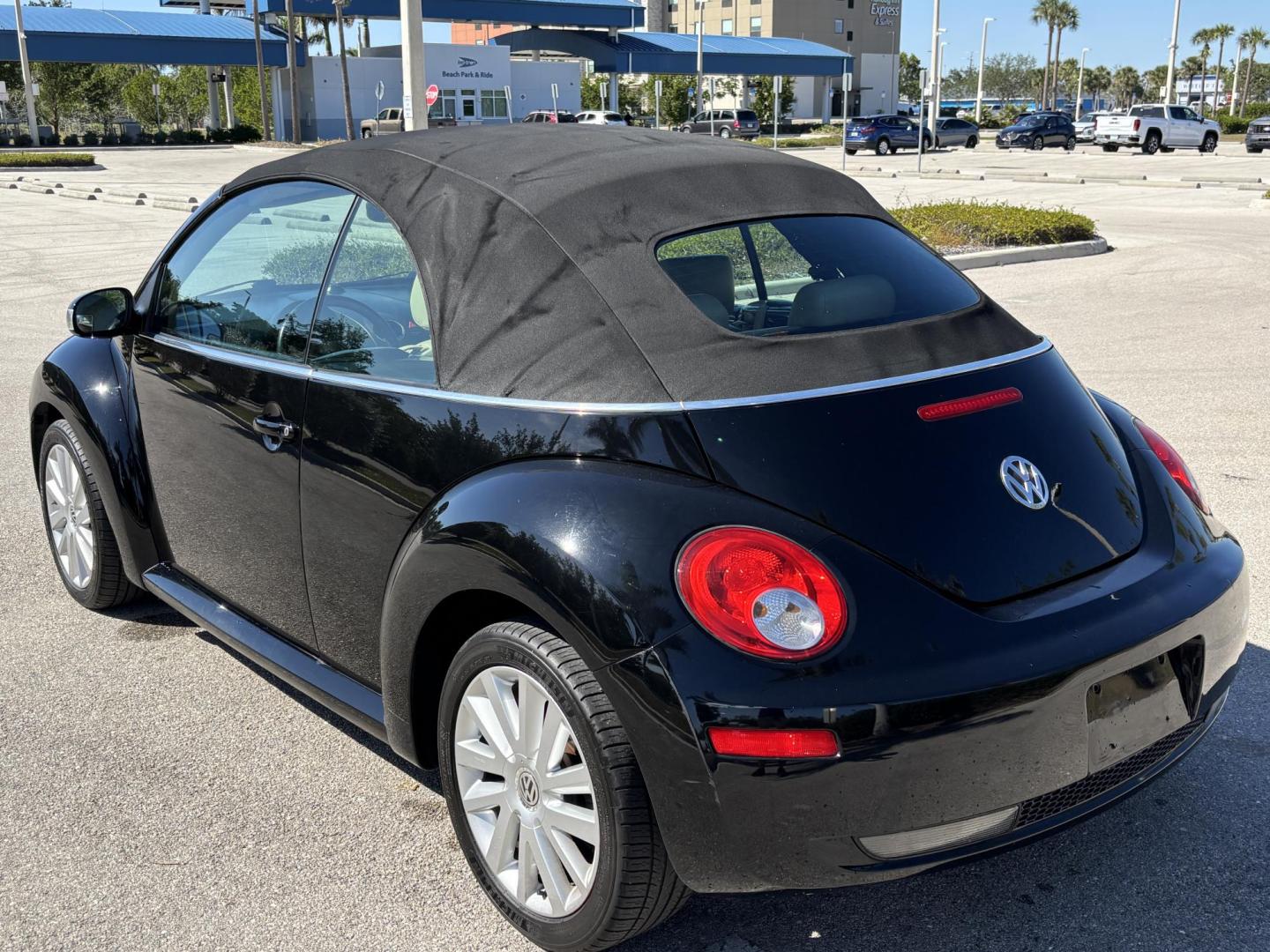 2008 BLACK VOLKSWAGEN NEW BEETLE CONVERTIBLE SE (3VWRF31Y58M) with an 2.5L engine, Automatic transmission, located at 11170 Summerlin Square Dr., Fort Myers Beach, FL, 33931, (239) 999-7777, 26.493546, -81.941628 - Photo#23