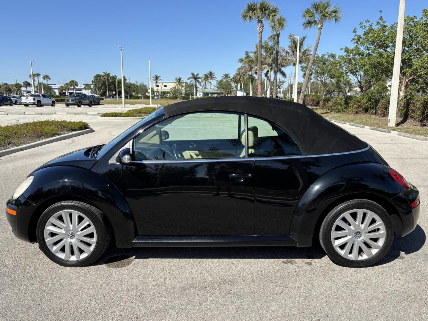 2008 BLACK VOLKSWAGEN NEW BEETLE CONVERTIBLE SE (3VWRF31Y58M) with an 2.5L engine, Automatic transmission, located at 11170 Summerlin Square Dr., Fort Myers Beach, FL, 33931, (239) 999-7777, 26.493546, -81.941628 - Photo#24