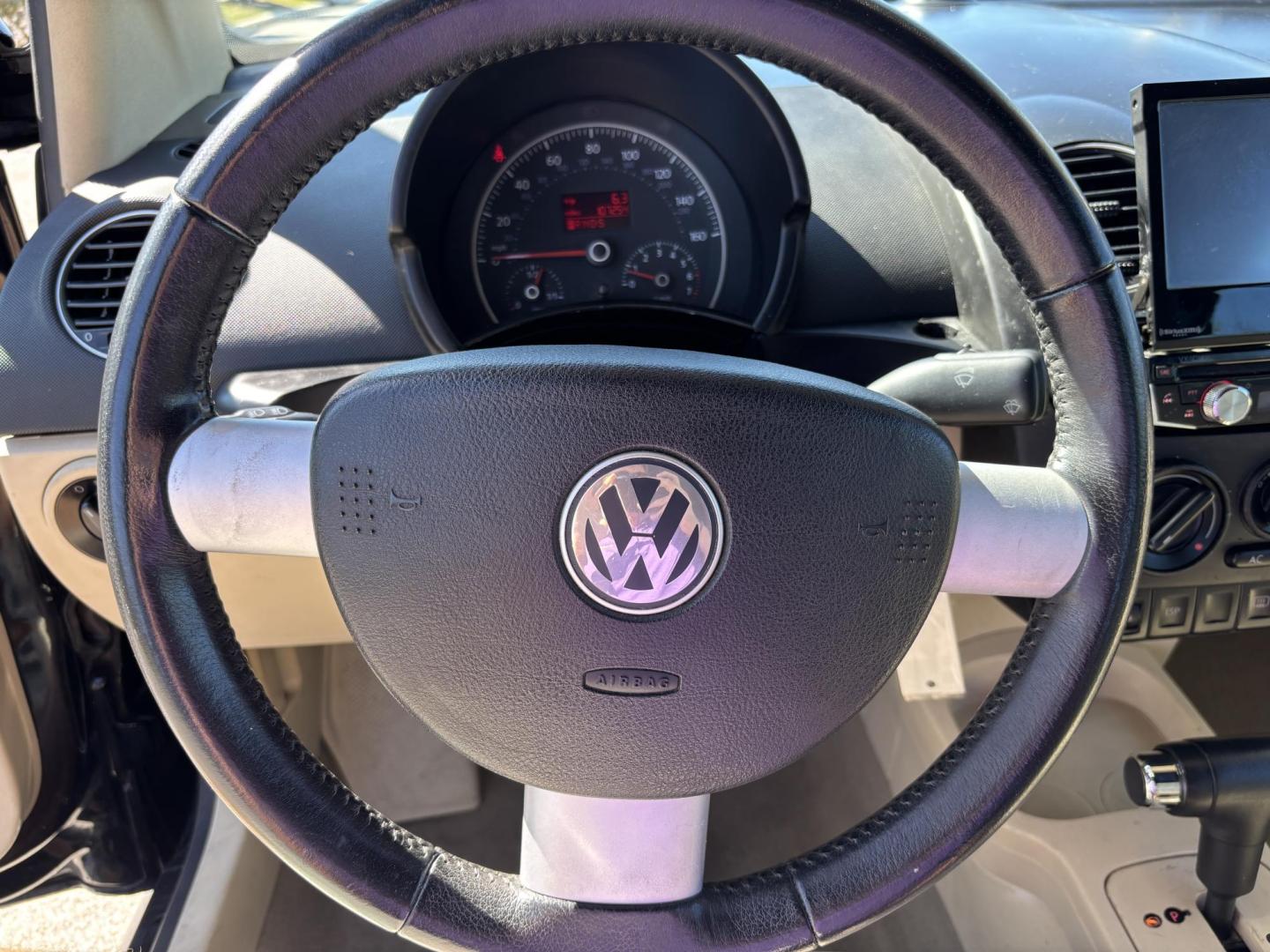 2008 BLACK VOLKSWAGEN NEW BEETLE CONVERTIBLE SE (3VWRF31Y58M) with an 2.5L engine, Automatic transmission, located at 11170 Summerlin Square Dr., Fort Myers Beach, FL, 33931, (239) 999-7777, 26.493546, -81.941628 - Photo#13