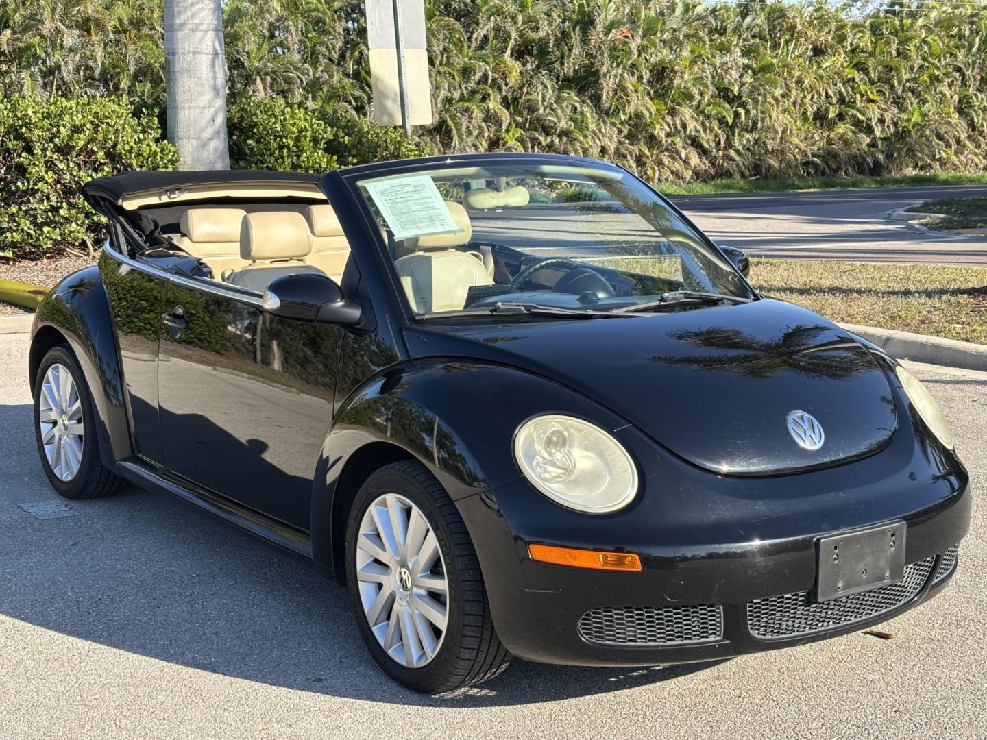 2008 BLACK VOLKSWAGEN NEW BEETLE CONVERTIBLE SE (3VWRF31Y58M) with an 2.5L engine, Automatic transmission, located at 11170 Summerlin Square Dr., Fort Myers Beach, FL, 33931, (239) 999-7777, 26.493546, -81.941628 - Photo#2