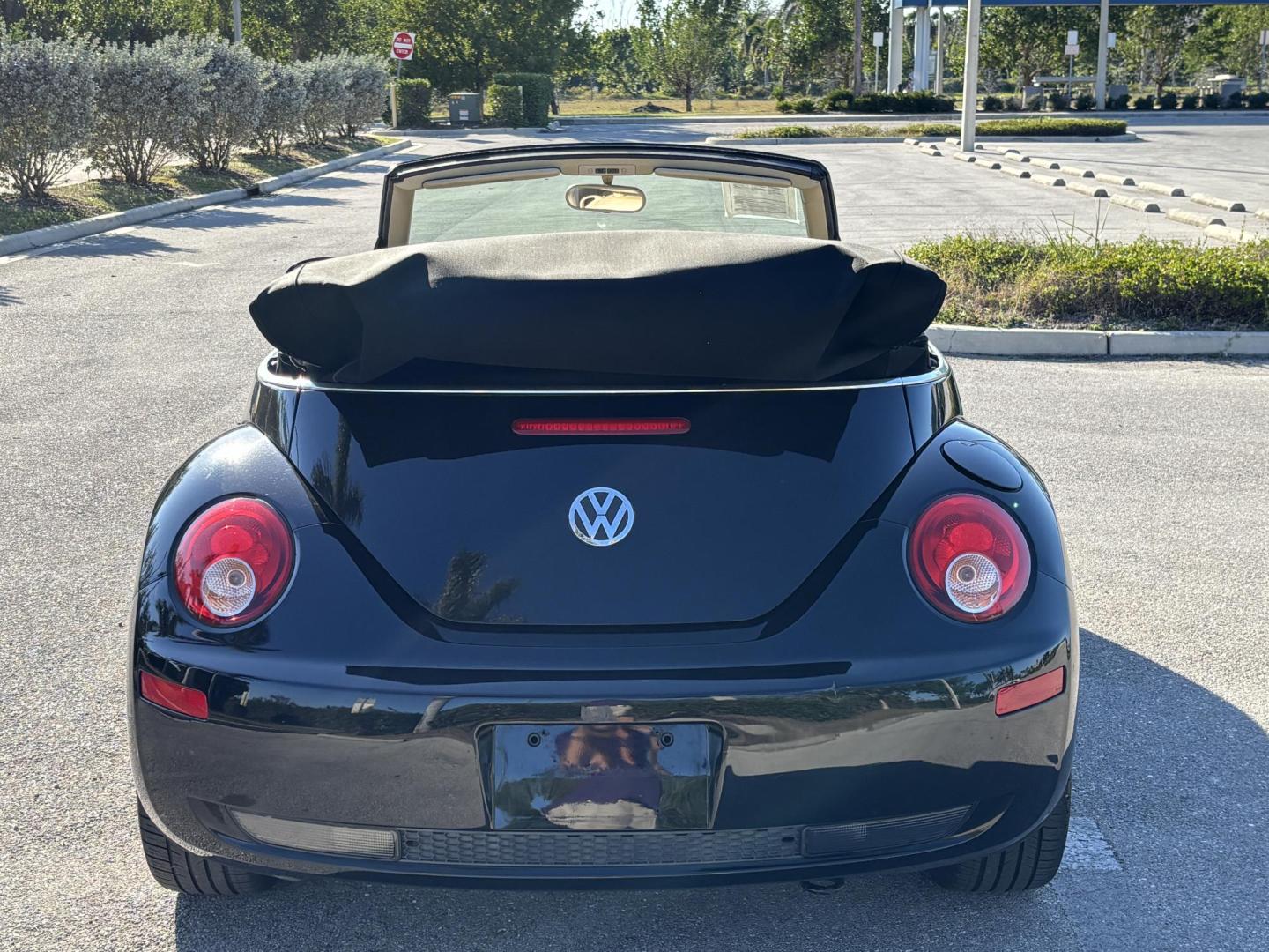 2008 BLACK VOLKSWAGEN NEW BEETLE CONVERTIBLE SE (3VWRF31Y58M) with an 2.5L engine, Automatic transmission, located at 11170 Summerlin Square Dr., Fort Myers Beach, FL, 33931, (239) 999-7777, 26.493546, -81.941628 - Photo#5