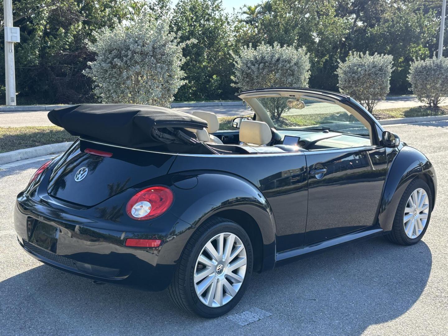 2008 BLACK VOLKSWAGEN NEW BEETLE CONVERTIBLE SE (3VWRF31Y58M) with an 2.5L engine, Automatic transmission, located at 11170 Summerlin Square Dr., Fort Myers Beach, FL, 33931, (239) 999-7777, 26.493546, -81.941628 - Photo#4