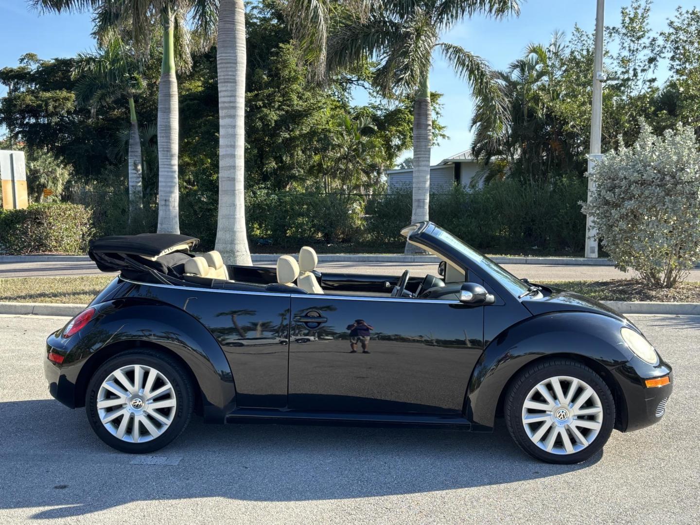 2008 BLACK VOLKSWAGEN NEW BEETLE CONVERTIBLE SE (3VWRF31Y58M) with an 2.5L engine, Automatic transmission, located at 11170 Summerlin Square Dr., Fort Myers Beach, FL, 33931, (239) 999-7777, 26.493546, -81.941628 - Photo#3