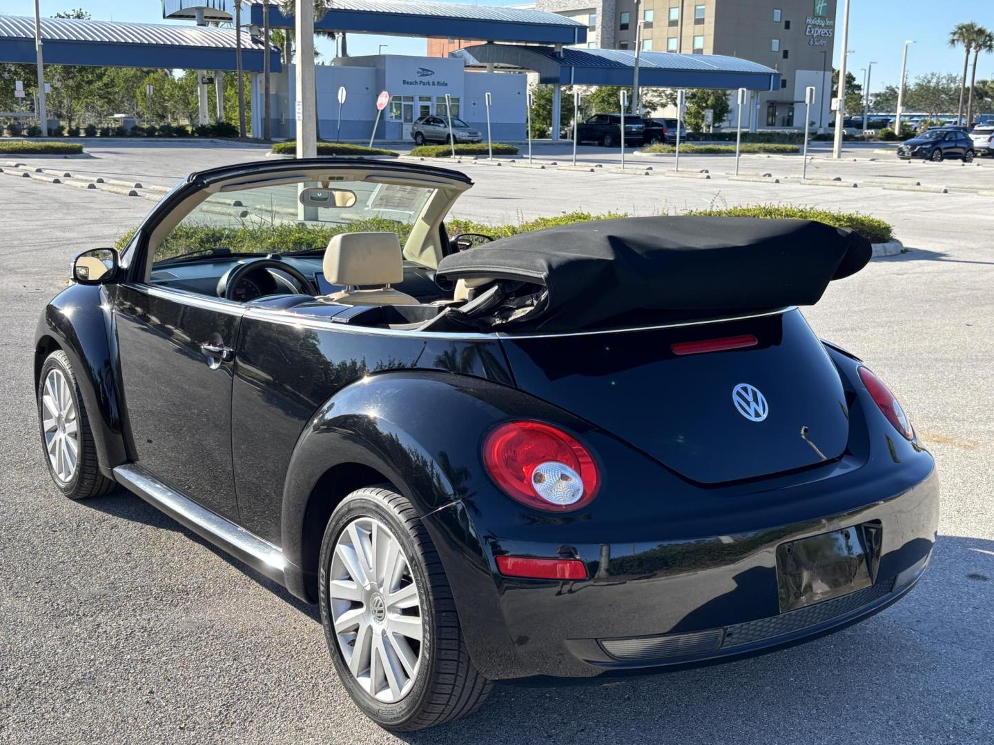 2008 BLACK VOLKSWAGEN NEW BEETLE CONVERTIBLE SE (3VWRF31Y58M) with an 2.5L engine, Automatic transmission, located at 11170 Summerlin Square Dr., Fort Myers Beach, FL, 33931, (239) 999-7777, 26.493546, -81.941628 - Photo#6