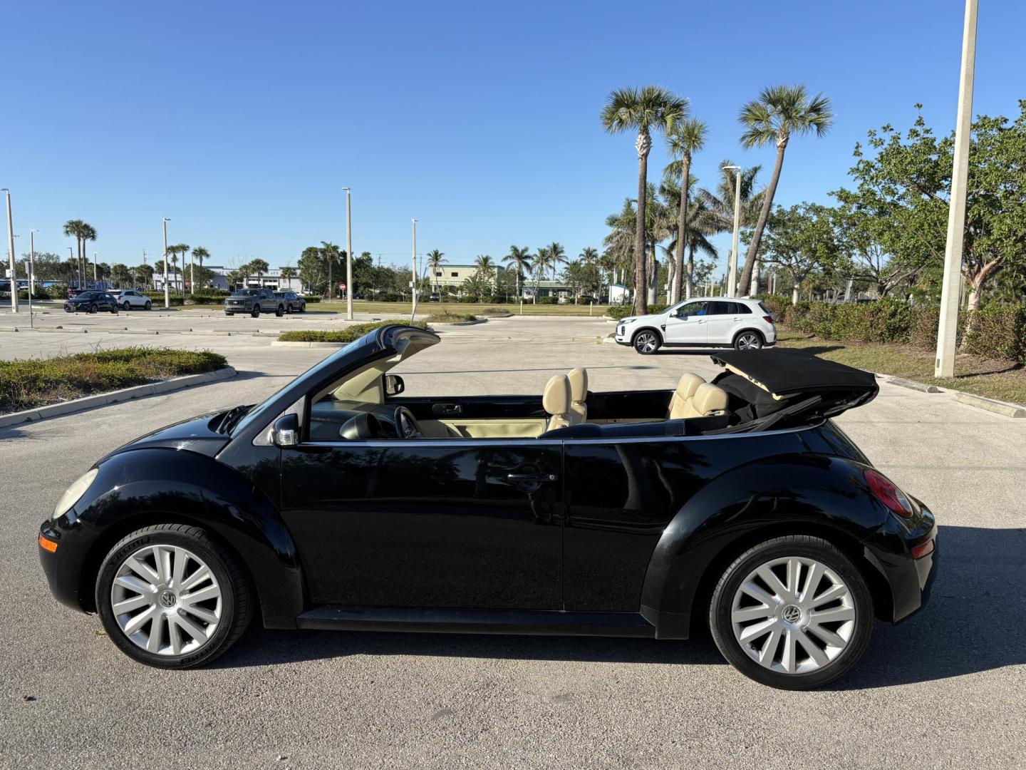 2008 BLACK VOLKSWAGEN NEW BEETLE CONVERTIBLE SE (3VWRF31Y58M) with an 2.5L engine, Automatic transmission, located at 11170 Summerlin Square Dr., Fort Myers Beach, FL, 33931, (239) 999-7777, 26.493546, -81.941628 - Photo#7