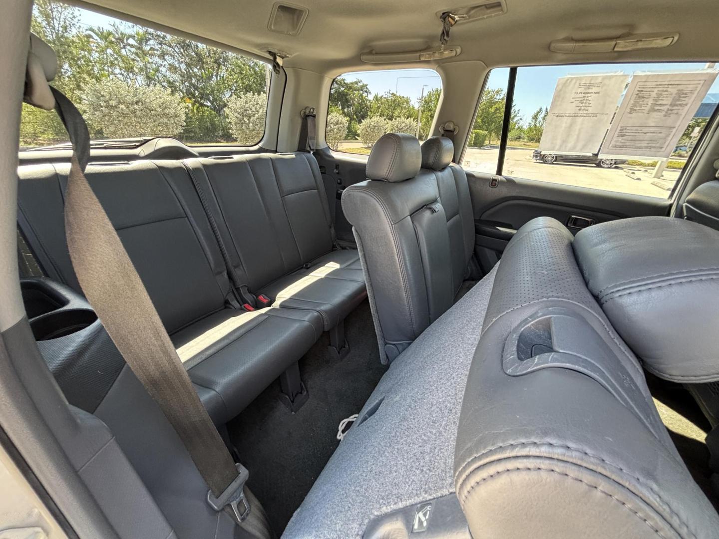 2004 SILVER /BLACK HONDA PILOT EXL (2HKYF18754H) with an 3.5L engine, Automatic transmission, located at 11170 Summerlin Square Dr., Fort Myers Beach, FL, 33931, (239) 999-7777, 26.493546, -81.941628 - Photo#21