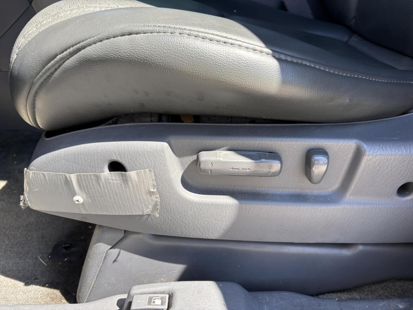 2004 SILVER /BLACK HONDA PILOT EXL (2HKYF18754H) with an 3.5L engine, Automatic transmission, located at 11170 Summerlin Square Dr., Fort Myers Beach, FL, 33931, (239) 999-7777, 26.493546, -81.941628 - Photo#17
