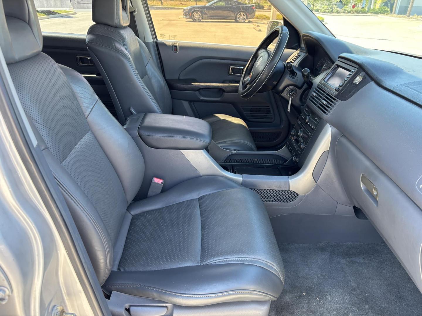 2004 SILVER /BLACK HONDA PILOT EXL (2HKYF18754H) with an 3.5L engine, Automatic transmission, located at 11170 Summerlin Square Dr., Fort Myers Beach, FL, 33931, (239) 999-7777, 26.493546, -81.941628 - Photo#9