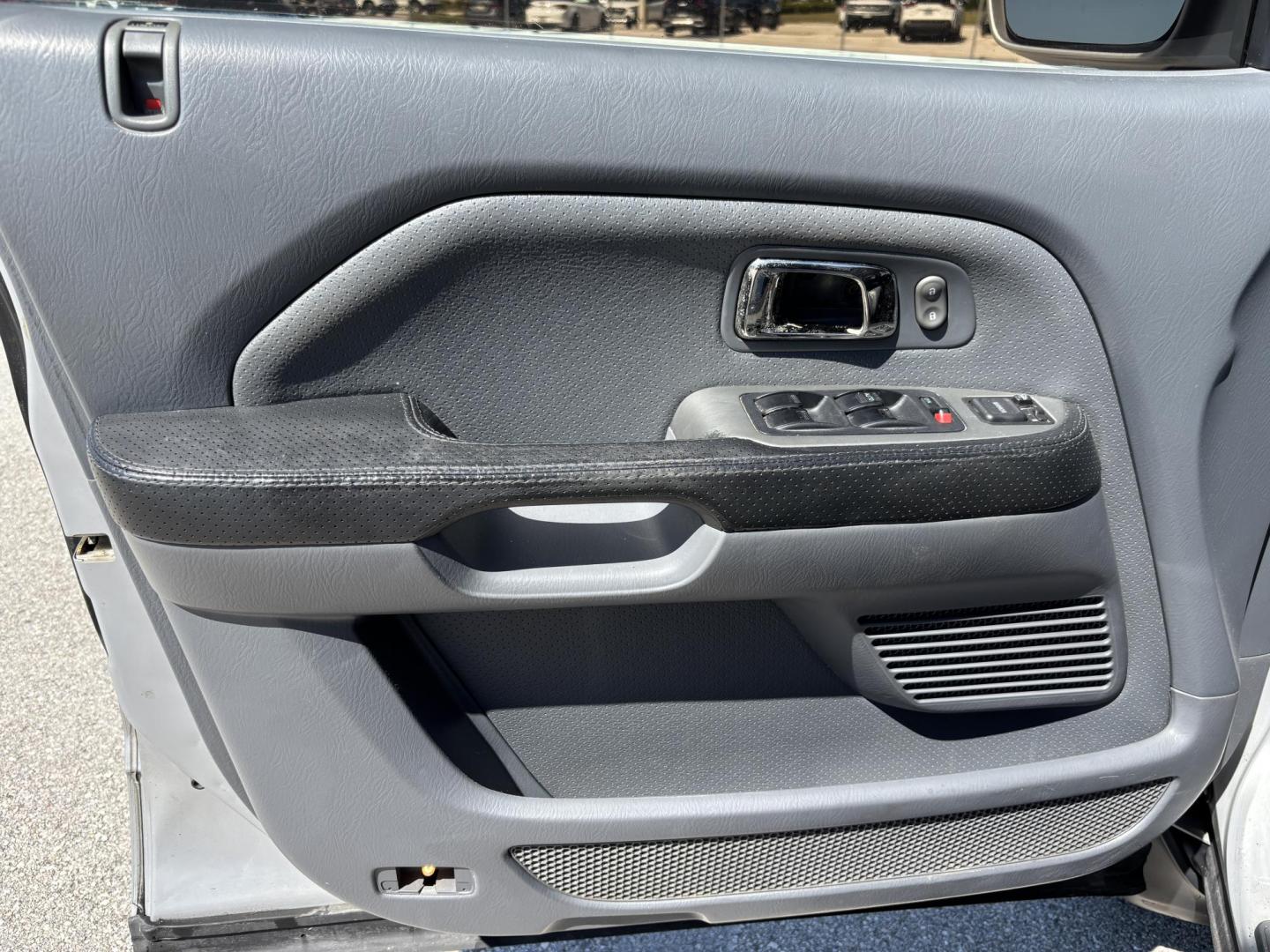 2004 SILVER /BLACK HONDA PILOT EXL (2HKYF18754H) with an 3.5L engine, Automatic transmission, located at 11170 Summerlin Square Dr., Fort Myers Beach, FL, 33931, (239) 999-7777, 26.493546, -81.941628 - Photo#18