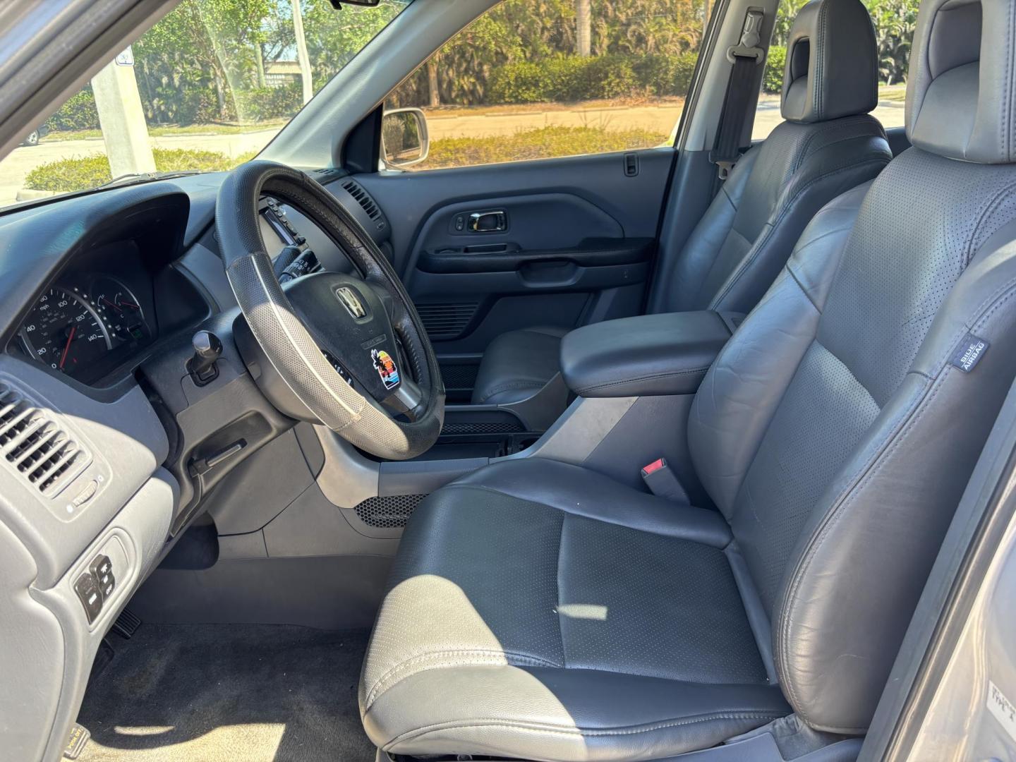 2004 SILVER /BLACK HONDA PILOT EXL (2HKYF18754H) with an 3.5L engine, Automatic transmission, located at 11170 Summerlin Square Dr., Fort Myers Beach, FL, 33931, (239) 999-7777, 26.493546, -81.941628 - Photo#8